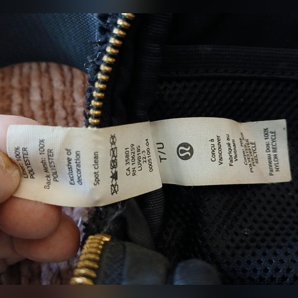 Lululemon Black Fleece Gold Festival Concert Crossbody Fanny Pack Bag Purse GUC - Picture 14 of 14